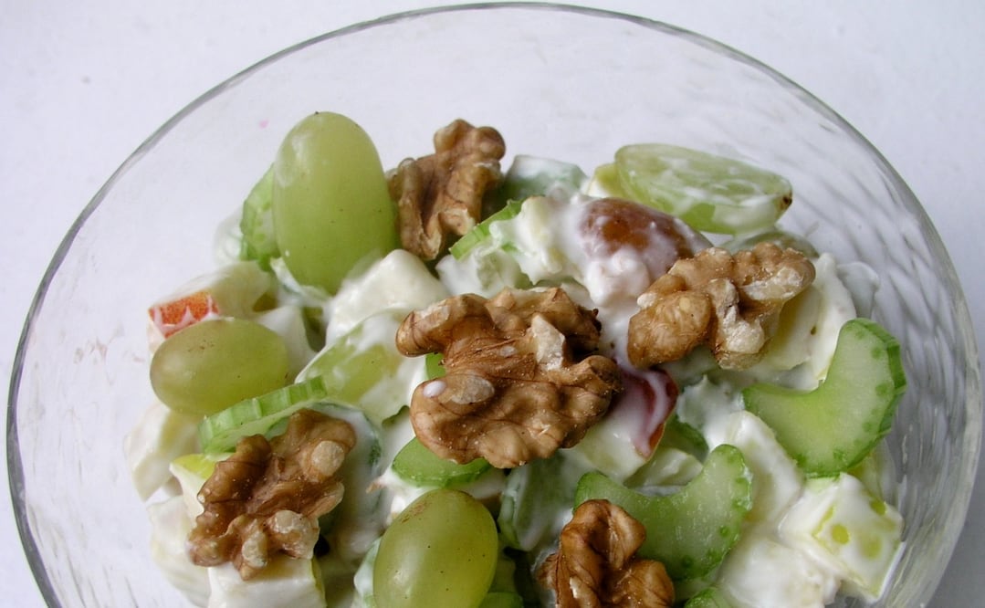Descubre el origen de la ensalada Waldorf, caracterizada por ingredientes frescos. Foto: Wikimedia Commons