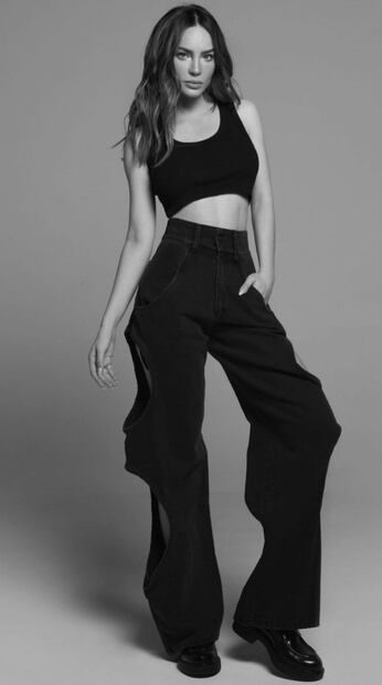 Beli muestra cómo llevar los jeans de cintura alta