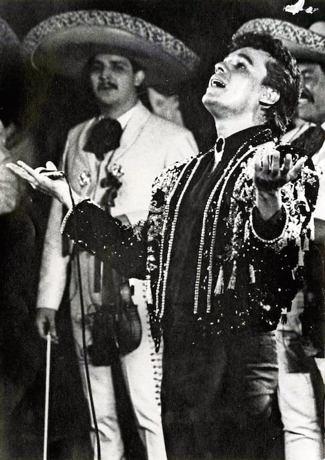 En mayo de 1990, Juan Gabriel cantó por primera vez en Bellas Artes (ARCHIVO EL UNIVERSAL)