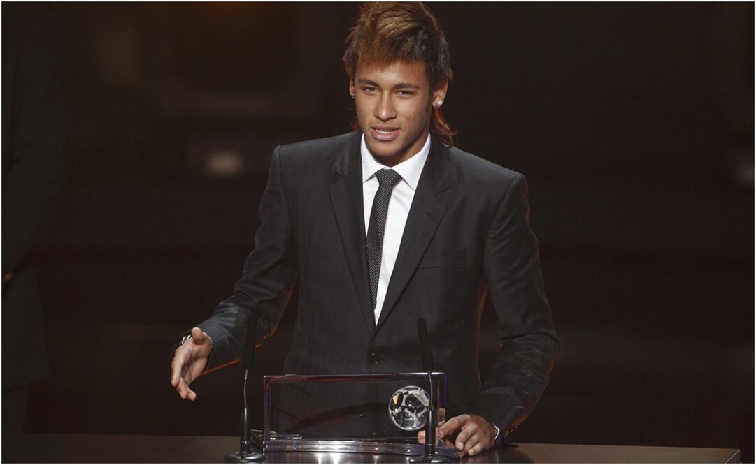 REUTERS. Neymar recibiendo el Premio Puskas