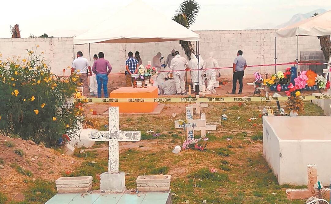 Tras más de ocho años de haberlo identificado, Lorena recibió los restos de su hijo, quien fue exhumado de una fosa junto con otros 50 cuerpos. Fotos: Francisco Rodríguez/EL UNIVERSAL