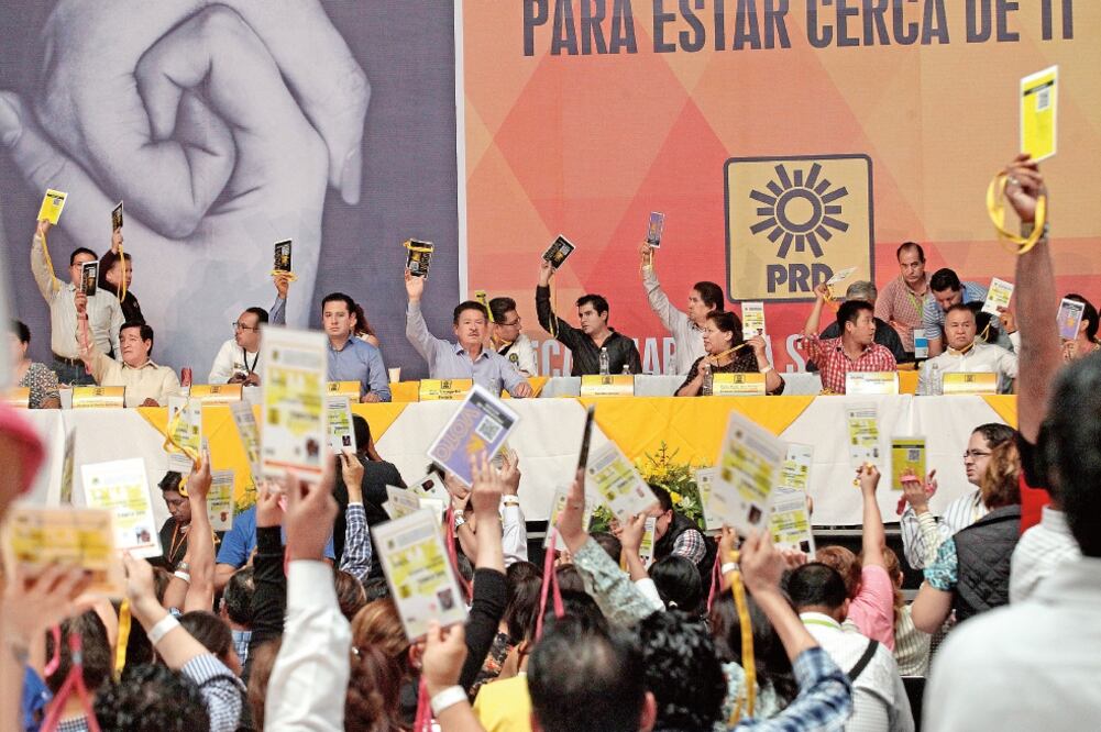En julio, Carlos Navarrete puso en la mesa su renuncia a la presidencia del partido, tras los magros resultados obtenidos por el PRD en las elecciones del 7 de junio (ARCHIVO EL UNIVERSAL)