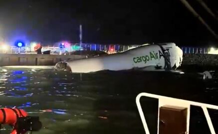 Avión de carga se estrella en Hong Kong al aterrizar y cae al mar; hay dos muertos