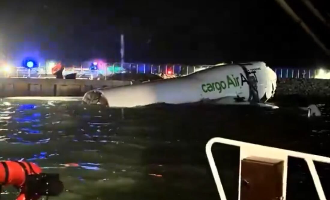 Avión de carga se estrella en Hong Kong al aterrizar y cae al mar (19/10/2025). Foto: Captura de pantalla