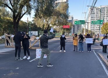 Alrededor de 30 estudiantes de la UNAM bloquean Avenida Insurgentes a la altura de CU; Línea 1 del Metrobús suspende servicio