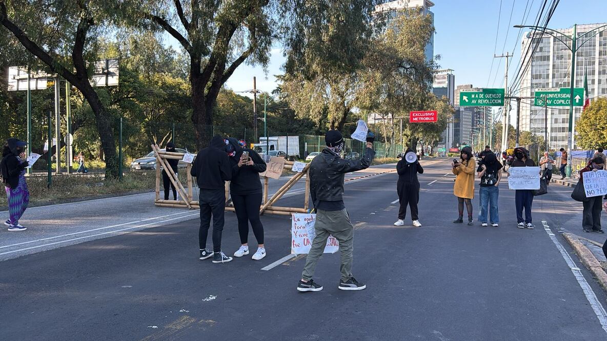 Alrededor de 30 estudiantes de la UNAM bloquean Insurgentes a la altura de Facultad de Psicología. (Foto: especial)