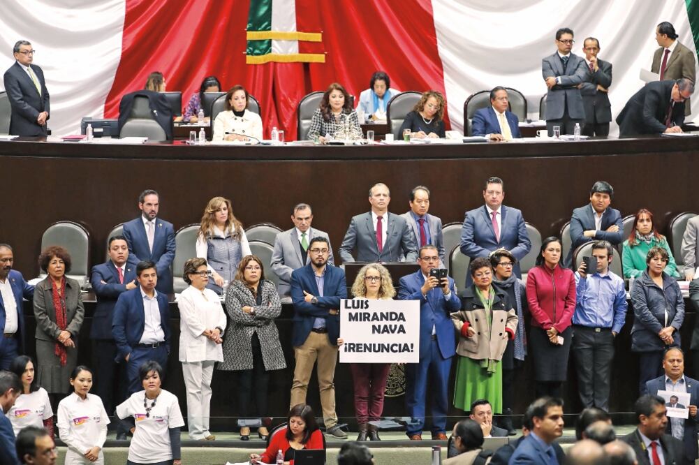 En la Cámara Baja, diputados de oposición acusaron al titular de la Sedesol, Luis Miranda, de cometer actos misóginos contra la legisladora Araceli Damián (quien aparece con la pancarta) (JUAN CARLOS REYES. EL UNIVERSAL)
