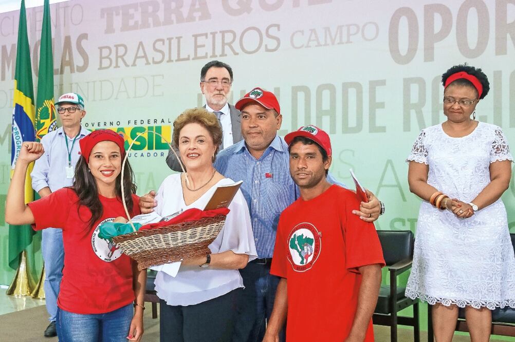 La mandataria Dilma Rousseff con integrantes del Movimiento Sin Tierra, ayer, en el Palacio de Planalto, en Brasilia. (FOTO: ROBERTO STUCKERT FILHO. EFE)