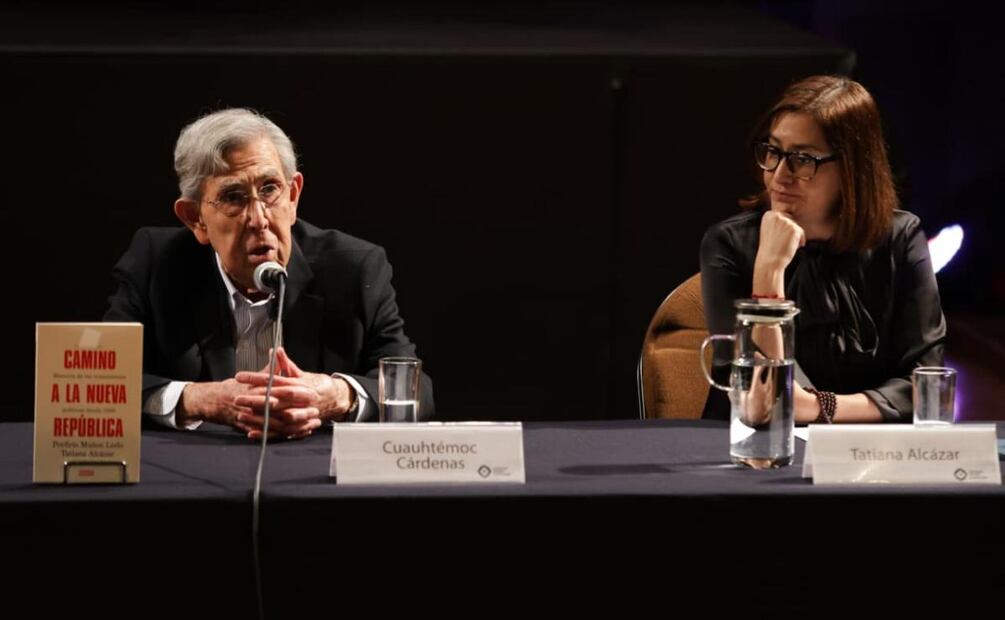 Porfirio Muñoz Ledo y Tatiana Alcázar durante la presentación del libro Camino a la República (28/11/2025). Foto: Carlos Mejía / EL UNIVERSAL