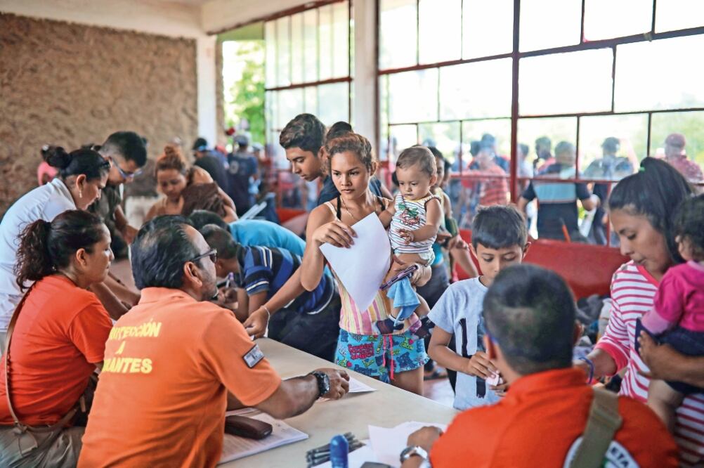 El grupo de guatemaltecos, salvadoreños, nicaragüenses y hondureños recibieron permisos del INM. Algunos esperan obtener dinero de sus familiares que están en sus lugares de origen o en Estados Unidos. (FÉLIX MÁRQUEZ. AP)