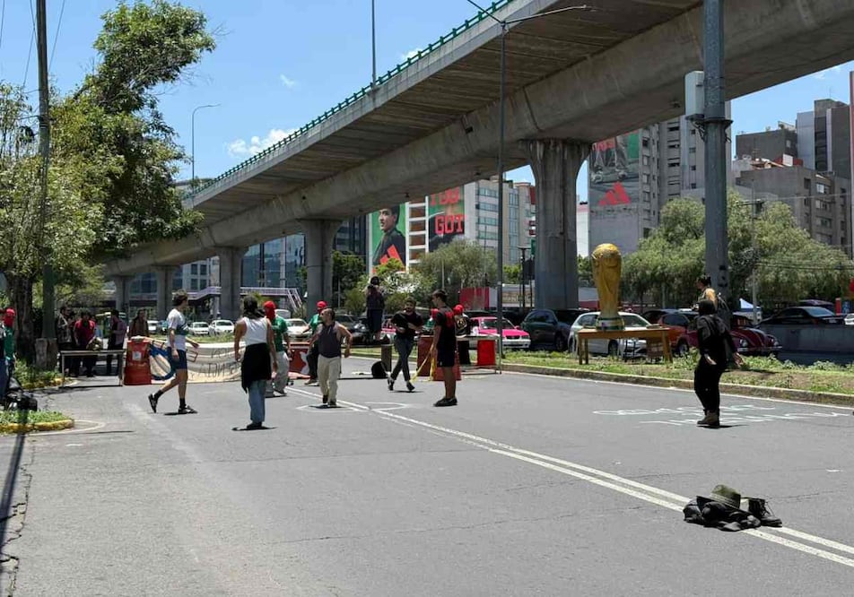 Manifestantes bloquearon los carriles centrales y laterales de Anillo Periférico Sur por “Intervención gráfica antimundialista”. Foto: Especial
