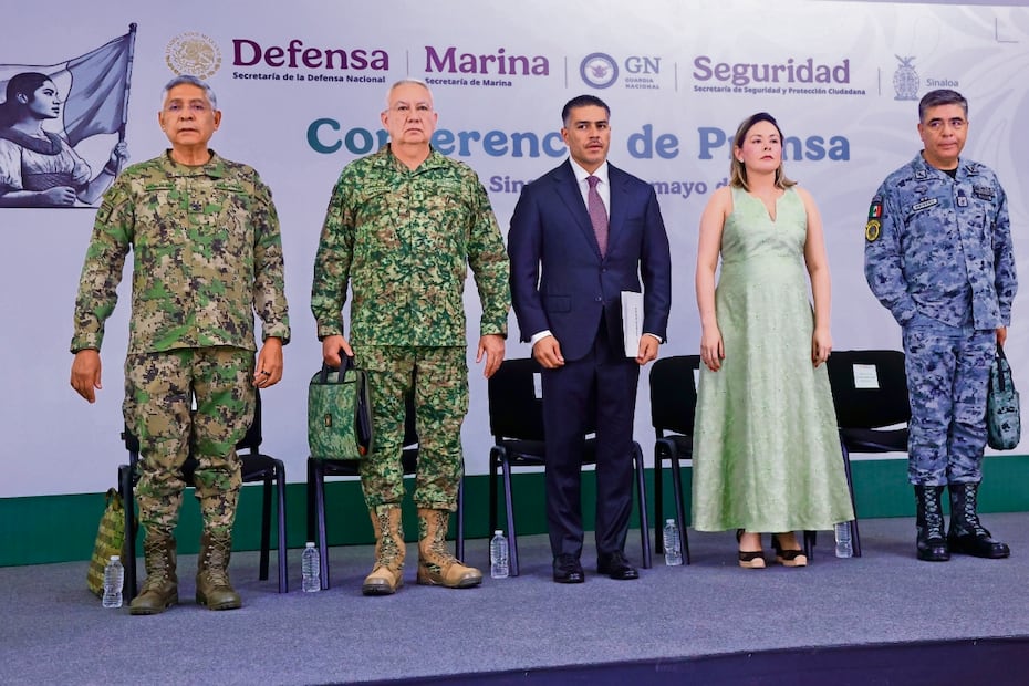 Los secretarios del gabinete de seguridad se reunieron con la gobernadora interina de Sinaloa, Yeraldine Bonilla, en la Novena Zona Militar, donde ofrecieron conferencia de prensa. Foto: Valente Rosas / EL UNIVERSAL
