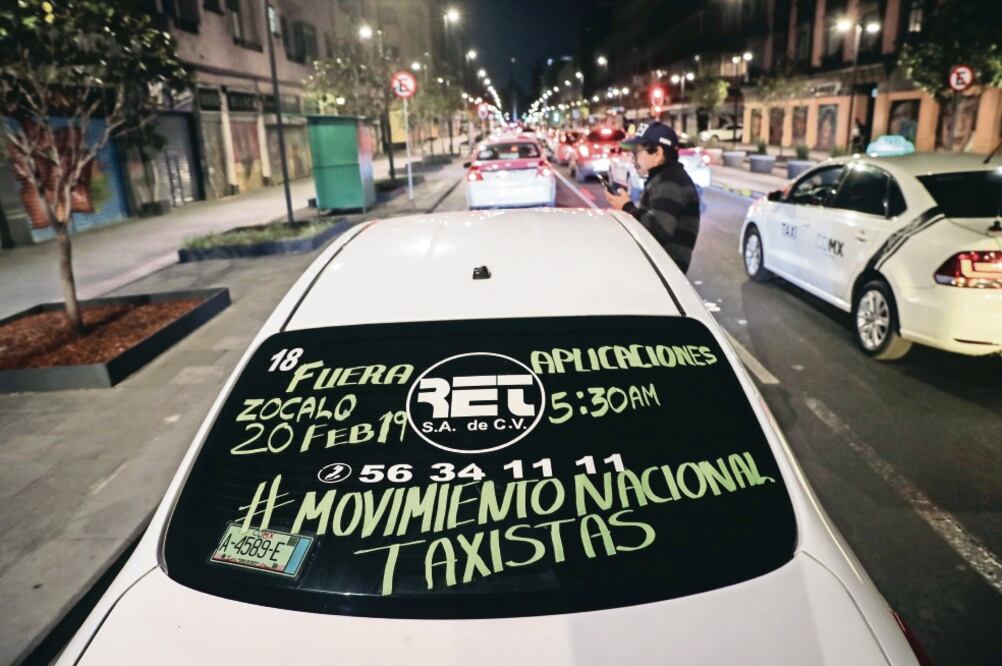 Desde las 5:00 horas alrededor de 200 taxistas de diversas organizaciones se reunieron en las inmediaciones del Metro Chabacano para avanzar sobre Calzada de Tlalpan hacia el Zócalo capitalino para realizar su mitin. (JUAN CARLOS REYES. EL UNIVERSAL)