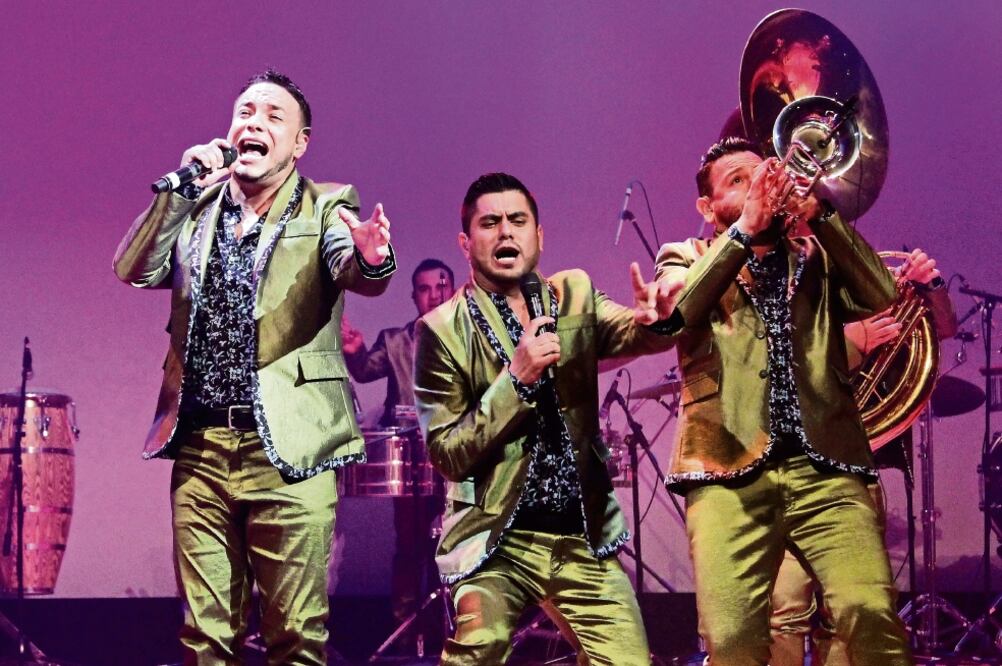 Dedicaron “Te sigo amando” al de Juárez. “Gracias por sus letras”, expresaron (CARLOS MEJÍA. EL UNIVERSAL)