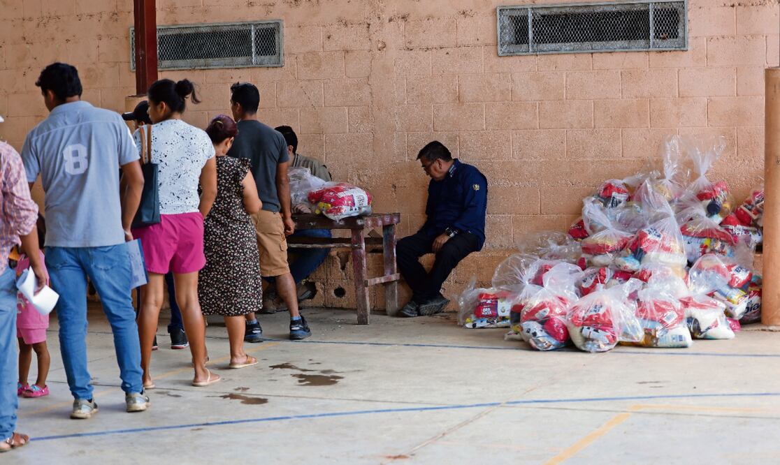 Personal del Instituto Guatemalteco de Migración entregó paquetes de productos alimenticios y de primera necesidad a las familias de Frontera Comalapa que cruzaron a Guatemala huyendo de la violencia. Foto: Especial