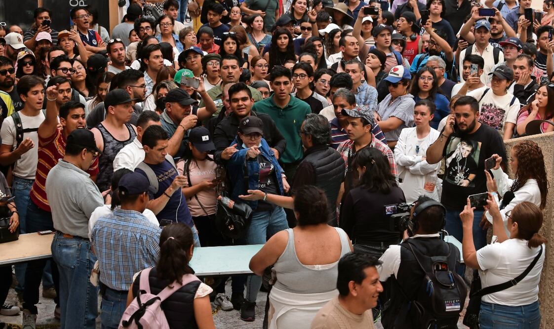 Entre empujones y gritos, funcionarios de casilla informaron a los ciudadanos foráneos que estaban limitados de boletas. Foto: Ivan Montaño EL UNIVERSAL