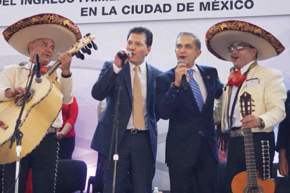 El jefe de Gobierno, Miguel Ángel Mancera, cantó junto con el delegado Víctor Hugo Lobo las tradicionales mañanitas a las mujeres que se dieron cita en la explanada delegacional, con motivo del festejo del Día de la Madre (ESPECIAL)