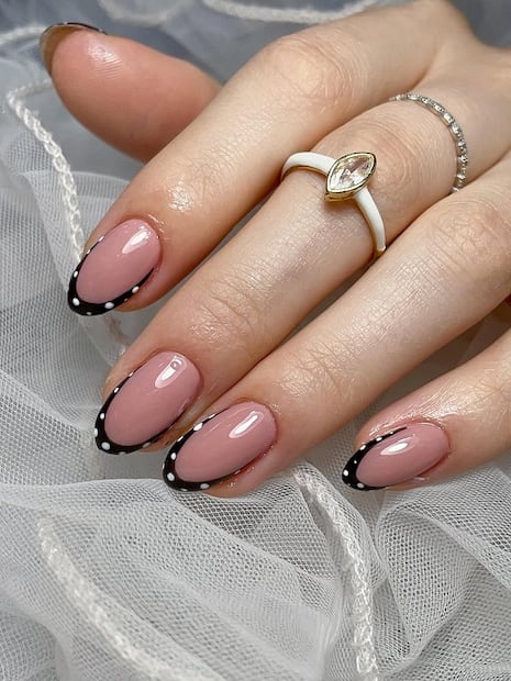 Sí, en la primavera de 2026, se llevan colores oscuros. Foto: Instagram @_.daliainzunza99