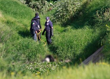 Hallan cuerpo de mujer flotando en aguas negras del río Lerma