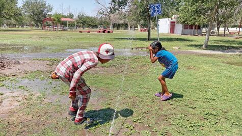Migrantes “sortean” el calor en Ciudad Juárez