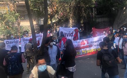Se amontonan afuera de Morena, pese a semáforo rojo en CDMX