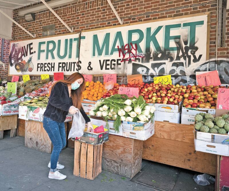 Una mujer realiza sus compras en una recaudería en el barrio de Brooklyn, Nueva York, la ciudad más afectada de Estados Unidos por el coronavirus. Foto: AFP