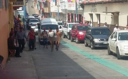 Obligan a caminar desnudos a dos presuntos ladrones por las calles de Tapilula, Chiapas