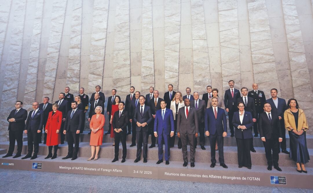 El secretario general de la OTAN, Mark Rutte (centro); el secretario de Estado de EU, Marco Rubio (centro-derecha), y los ministros de Asuntos Exteriores de la OTAN, ayer en Bruselas. Foto: de OLIVIER MATTHYS. EFE