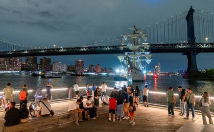 Momento exacto del choque del Buque Cuauhtémoc contra el Puente de Brooklyn; video muestra a cadetes cayendo