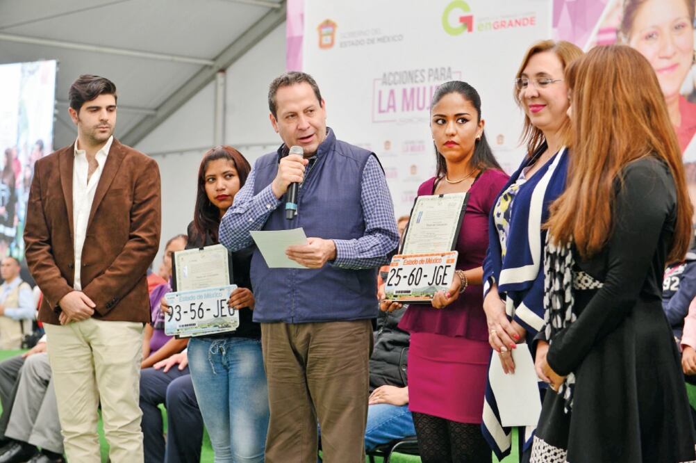 Carla y Denisse recibieron un auto, donación de empresarios; el estado aportó la concesión para que operen como taxis (ESPECIAL)