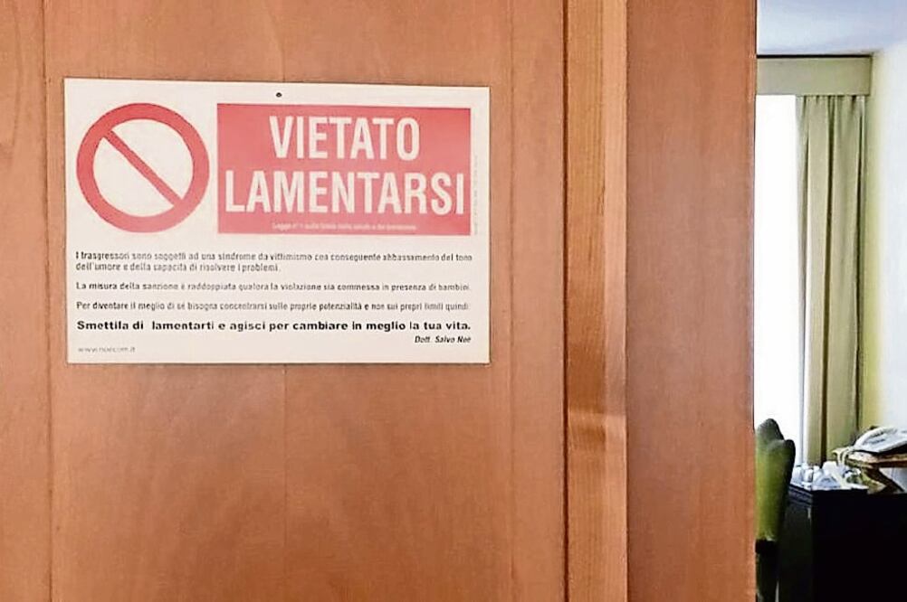El letrero de "Prohibido quejarse" que el papa Francisco colocó en la puerta de su habitación. El cartel fue donado por el sicólogo siciliano Salvo Noe. (REUTERS)