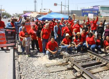 Maestros de Chihuahua bloquean vías del tren para exigir la derogación de la Ley del ISSSTE; a la par, liberan casetas de cobro