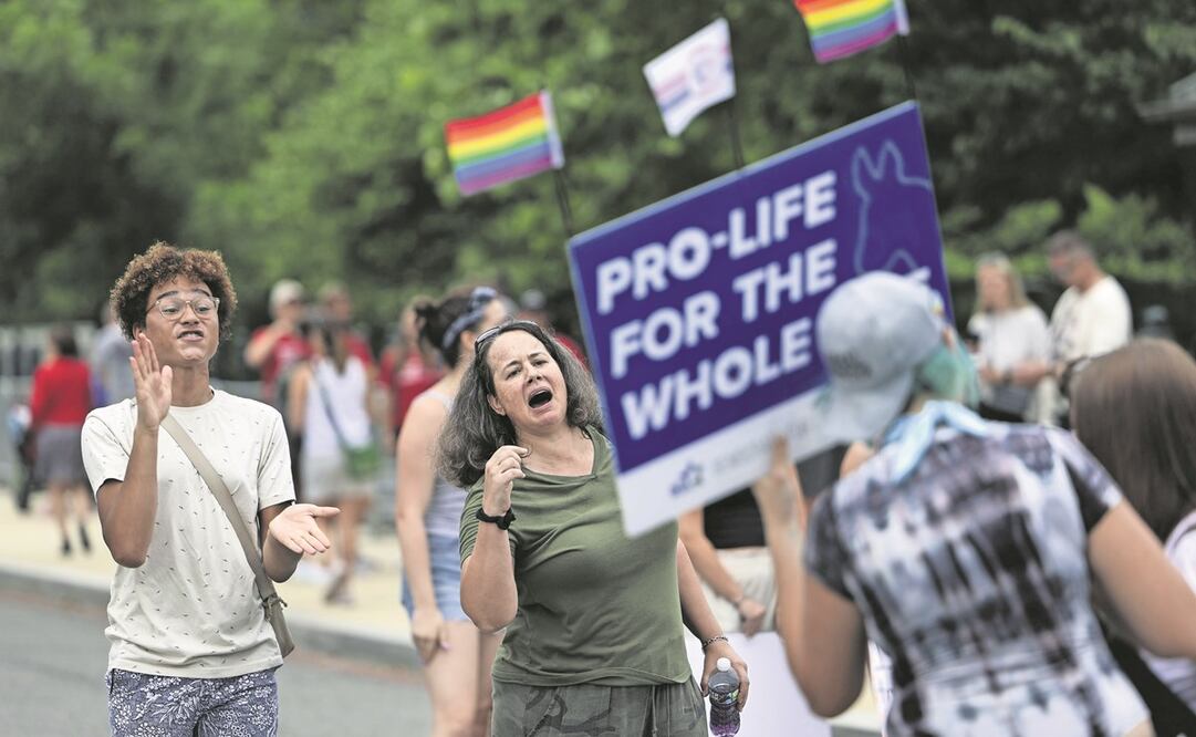 Activistas proaborto discuten con providas durante una protesta cerca de la Corte Suprema de EU. Foto: AFP.