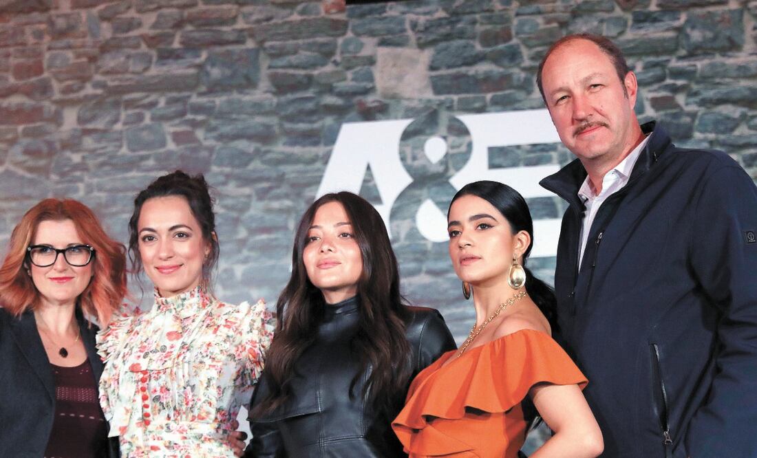 La productora Jess More; Mayra Hermosillo, Teresa Ruiz, Paulina Gaitán y Rodrigo Murray. EFE