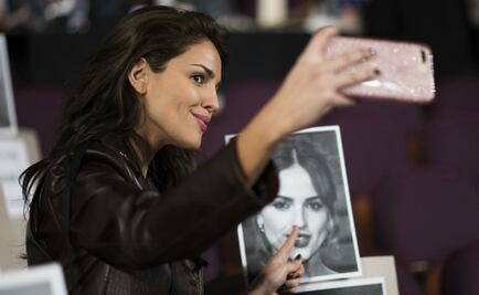 Eiza González vuelve a usar una playera feminista