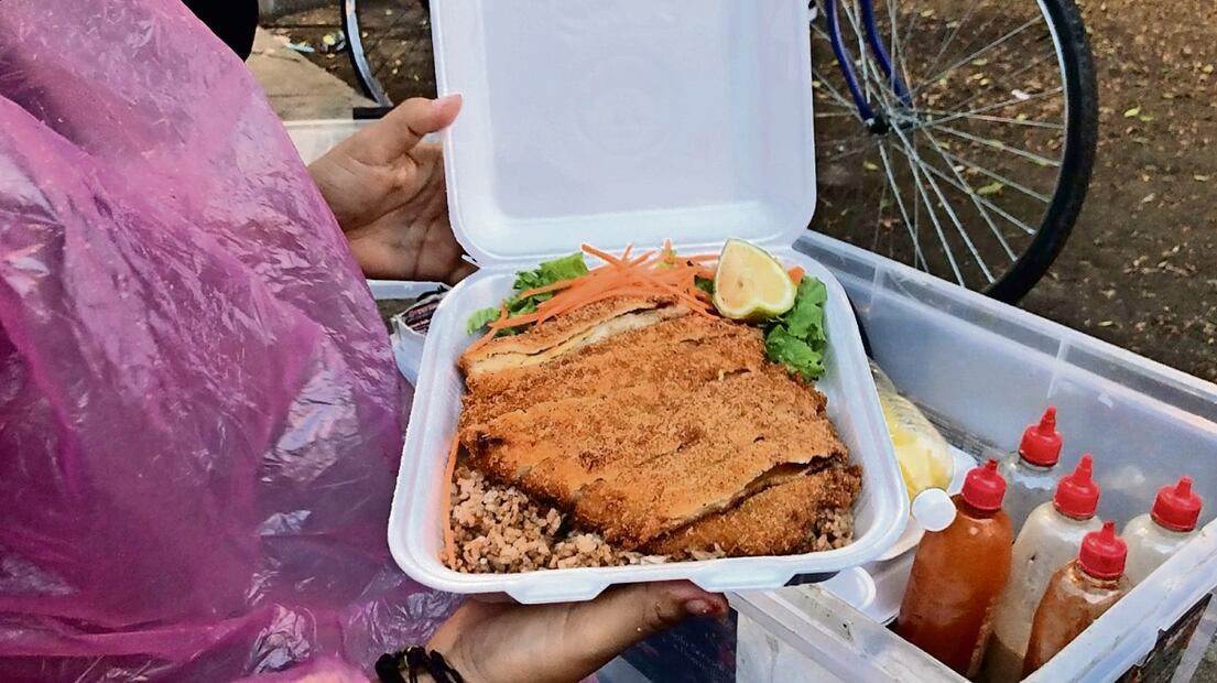 La venta de comida es uno de las actividades económicas a las que más recurren los migrantes para sobrevivir en su camino hacia Estados Unidos. Foto: Especial