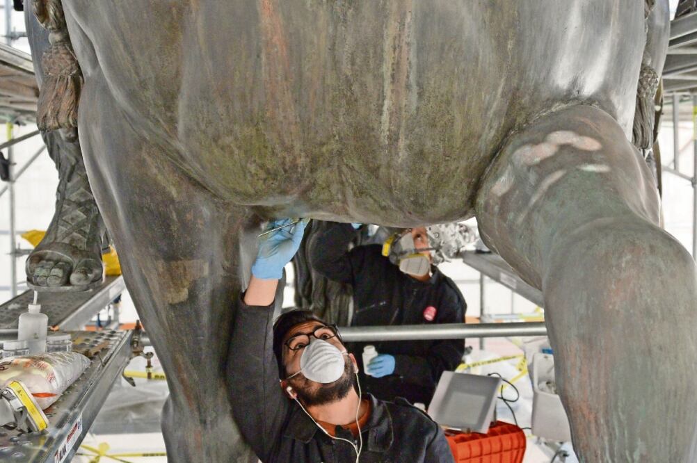 Los trabajos que se realizan desde noviembre pasado han comenzado a revelar detalles de una capa verde y serán clave para definir los tonos de los recubrimientos que usarán para la integración cromática de la obra restaurada. (CORTESÍA INAH)