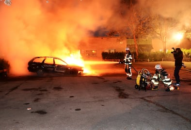 Incendian decenas de autos durante noche de disturbios en Suecia