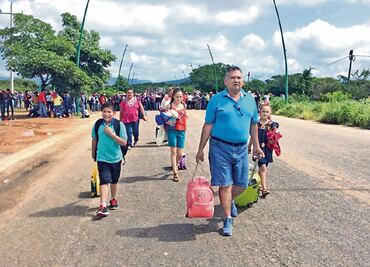 Bloquean vía al aeropuerto e incendian vehículos