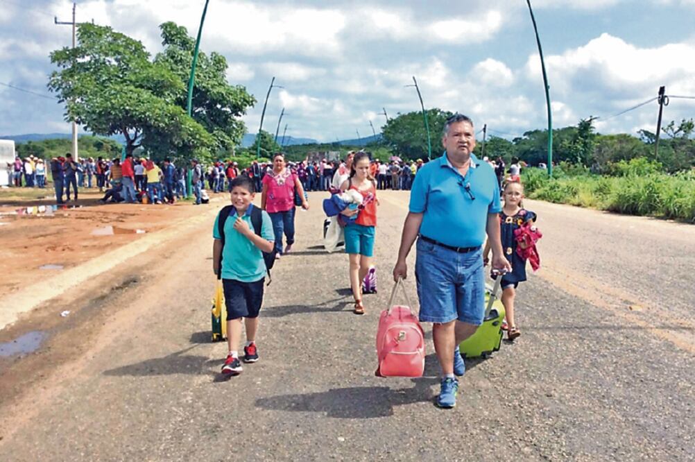 El cierre de la vía al aeropuerto inició a las 06:00 de la mañana y fue retirado a las 16:00 horas (ARCHIVO EL UNIVERSAL)