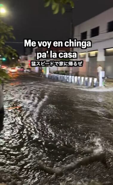 Influencer pidiendo ayuda porque empezó a llover, luego es acorralado por una pequeña corriente de agua.