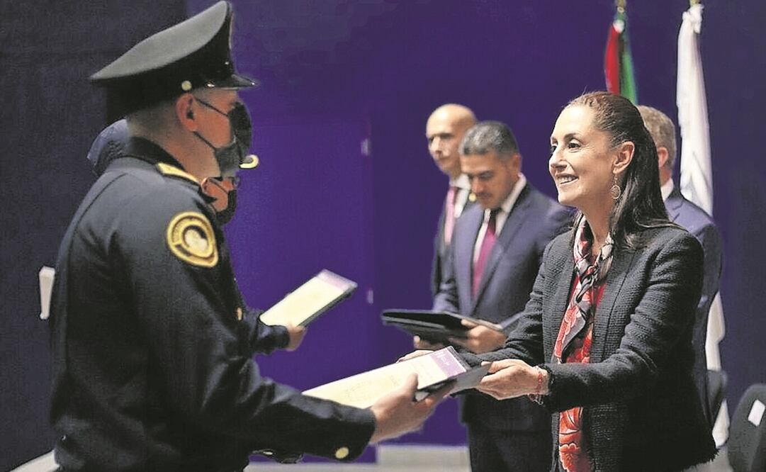 La jefa de Gobierno, Claudia Sheinbaum, en la entrega de reconocimientos a policías de investigación de la Ciudad de México. Foto: ESPECIAL