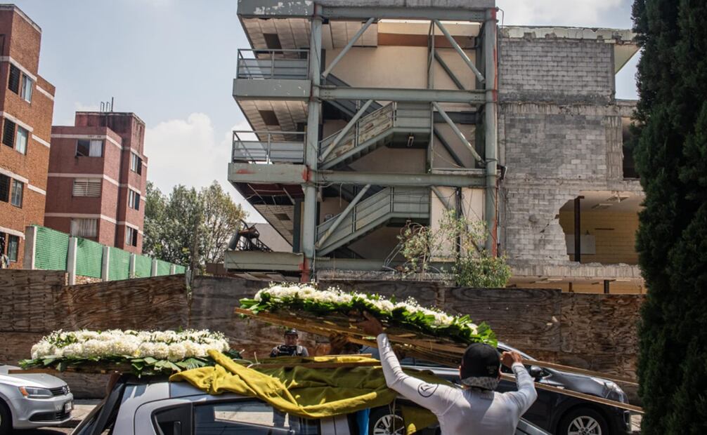 Padres de familia de los niños afectados por el sismo de 2017 montaron una guardia frente al colegio Rebsamen en la colonia Nueva Oriental Coapa hoy 19 de septiembre de 2023. Foto: Gabriel Pano/El Universal.
