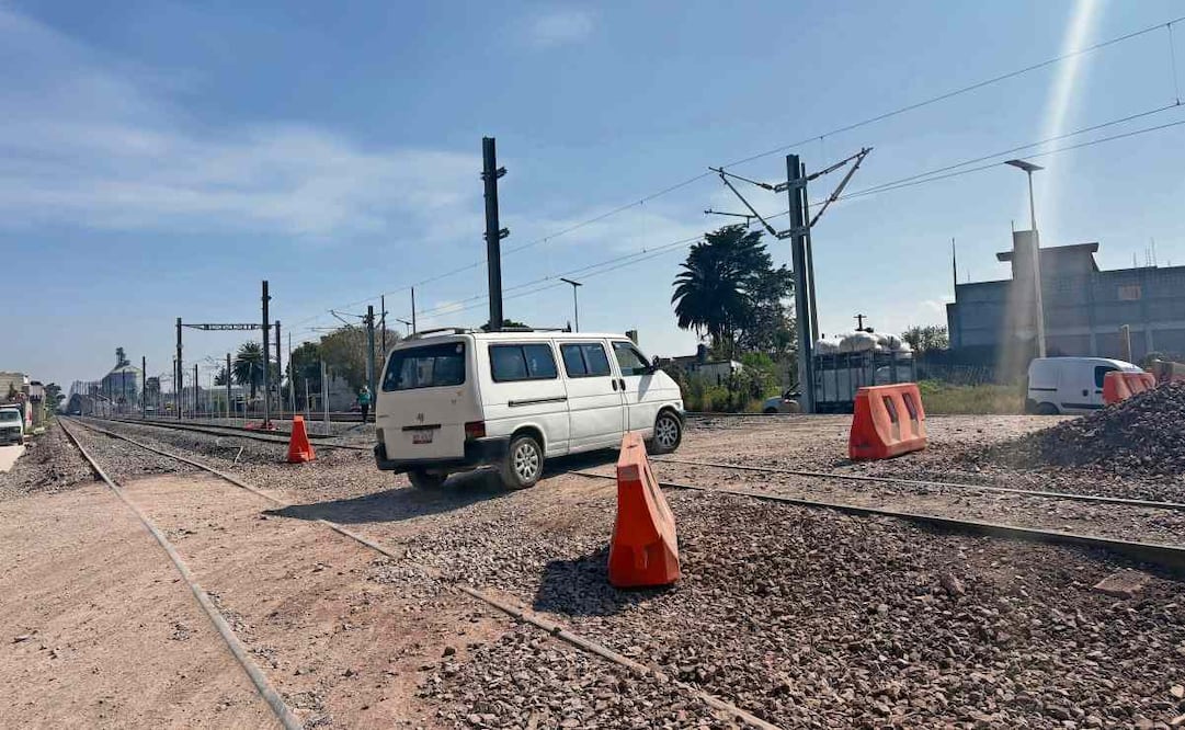 Autoridades intentaron levantar la vía para renivelar la zona. Foto: Arturo Contreras / EL UNIVERSAL