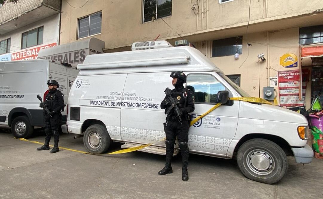 La zona permaneció cerrada y acordonada mientras los agentes de investigación recabaron las muestras, mismas que fueron trasladadas en dos unidades móviles de investigación forense. Foto: Valente Rosas. EL UNIVERSAL