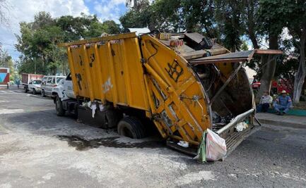 ¡Se abre otro socavón en CDMX! Camión recolector de basura cae en oquedad, ahora, en la GAM