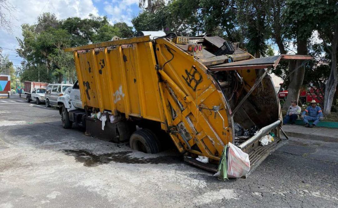 Camión recolector de basura cae en socavón en la alcaldía Gustavo A. Madero.
Foto: Especial.