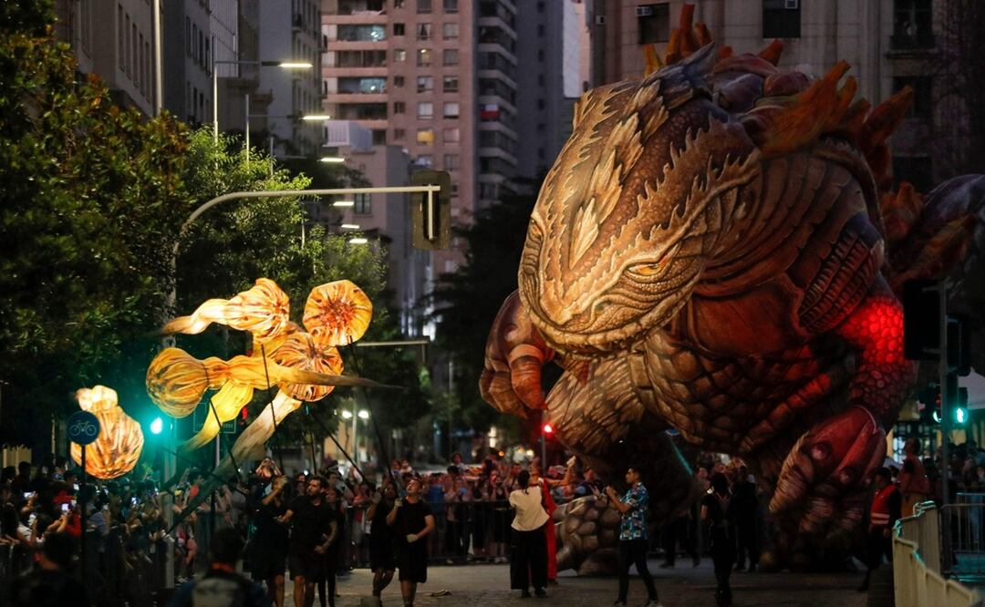 Desfile nocturno "Saurian and the Witnesses of Outer Space" del festival internacional de arte "Teatro a Mil" frente al Palacio Presidencial de La Moneda en Santiago, Chile. Foto: AFP