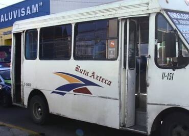 Pasajeros de microbús se abalanzan contra presunto ladrón y lo golpean en Puebla