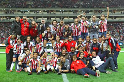 Peña Nieto felicita a Chivas por campeonato femenil